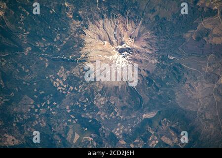 KALIFORNIEN, USA - 14 Aug 2020 - Mount Shasta, ein potentiell aktiver Vulkan, der vom Shasta-Trinity National Forest im Norden Kaliforniens umgeben ist Stockfoto