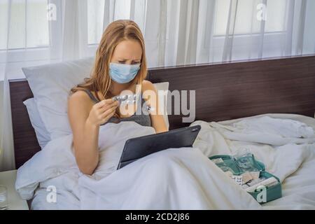 Frau liegt im Bett und hat eine Online-Beratung mit Arzt Allgemeinarzt Stockfoto
