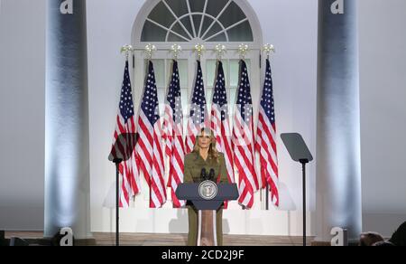 Washington, DC, USA. August 2020. US First Lady Melania Trump hält ihre Rede in der zweiten Nacht der Republikanischen Nationalversammlung, im Rosengarten im Weißen Haus in Washington, DC, USA, am 25. August 2020. Aufgrund der Coronavirus-Pandemie ist die Republikanische Partei für ihre Convention in ein Fernsehformat umgezogen.Quelle: Michael Reynolds/Pool via CNP Quelle: dpa/Alamy Live News Stockfoto