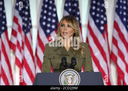 Washington, DC, USA. August 2020. US First Lady Melania Trump hält ihre Rede in der zweiten Nacht der Republikanischen Nationalversammlung, im Rosengarten im Weißen Haus in Washington, DC, USA, am 25. August 2020. Aufgrund der Coronavirus-Pandemie ist die Republikanische Partei für ihre Convention in ein Fernsehformat umgezogen.Quelle: Michael Reynolds/Pool via CNP Quelle: dpa/Alamy Live News Stockfoto