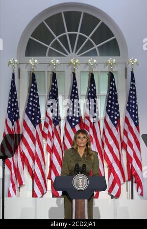 Washington, DC, USA. August 2020. US First Lady Melania Trump hält ihre Rede in der zweiten Nacht der Republikanischen Nationalversammlung, im Rosengarten im Weißen Haus in Washington, DC, USA, am 25. August 2020. Aufgrund der Coronavirus-Pandemie ist die Republikanische Partei für ihre Convention in ein Fernsehformat umgezogen.Quelle: Michael Reynolds/Pool via CNP Quelle: dpa/Alamy Live News Stockfoto