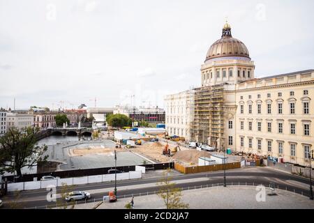 Berlin, Deutschland. August 2020. Die Baustelle des Freiheitsdenkmals, der sogenannten Einheitswippe, ist vor dem Berliner Schloss mit dem Humboldt Forum zu sehen. (Zu 'Baustelle der Deutschen Einheit - in Arbeit, aber noch nicht fertig') Quelle: Christoph Soeder/dpa/Alamy Live News Stockfoto