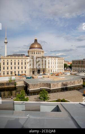 Berlin, Deutschland. August 2020. Die Baustelle des Freiheitsdenkmals, der sogenannten Einheitswippe, ist vor dem Berliner Schloss mit dem Humboldt Forum zu sehen. (Zu 'Baustelle der Deutschen Einheit - in Arbeit, aber noch nicht fertig') Quelle: Christoph Soeder/dpa/Alamy Live News Stockfoto