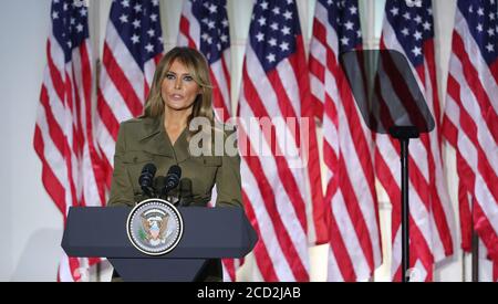 Washington, DC, USA. August 2020. US First Lady Melania Trump hält ihre Rede in der zweiten Nacht der Republikanischen Nationalversammlung, im Rosengarten im Weißen Haus in Washington, DC, USA, am 25. August 2020. Aufgrund der Coronavirus-Pandemie ist die Republikanische Partei für ihre Convention in ein Fernsehformat umgezogen.Quelle: Michael Reynolds/Pool via CNP Quelle: dpa/Alamy Live News Stockfoto