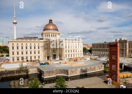 Berlin, Deutschland. August 2020. Die Baustelle des Freiheitsdenkmals, der sogenannten Einheitswippe, ist vor dem Berliner Schloss mit dem Humboldt Forum zu sehen. (Zu 'Baustelle der Deutschen Einheit - in Arbeit, aber noch nicht fertig') Quelle: Christoph Soeder/dpa/Alamy Live News Stockfoto