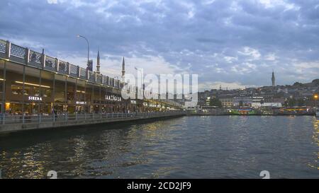 ISTANBUL, TÜRKEI - 23. MAI 2019: Restaurants auf der galata-Brücke in der Abenddämmerung in istanbul Stockfoto