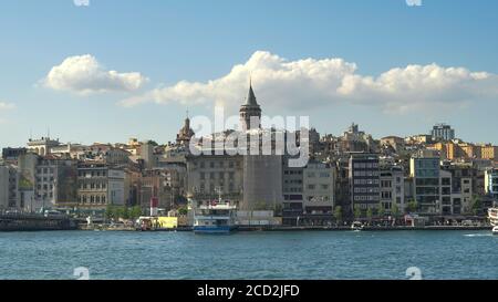 ISTANBUL, TÜRKEI - 23. MAI 2019: galata Turm von einer Fähre aus gesehen in istanbul Stockfoto