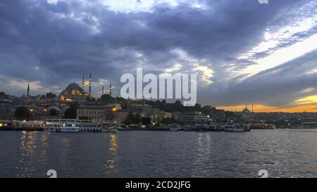 ISTANBUL, TÜRKEI - 23. MAI 2019: Dämmerung Aufnahme eines Fährenterminals und einer Moschee in istanbul Stockfoto