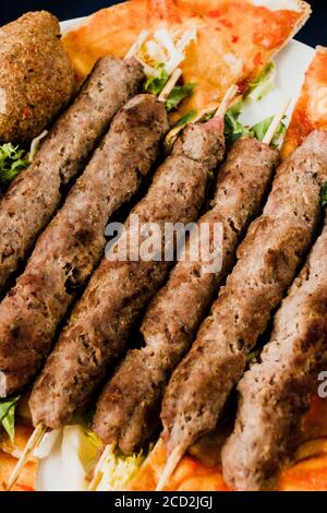 Nahaufnahme von Shish Kebab. Traditionelles mittelösterliches Fleisch, auch bekannt als Lula Kebab in Armenien Stockfoto