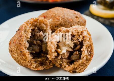 Kibbeh auf einem Teller. Traditionelle Küche aus arabischen Ländern Stockfoto