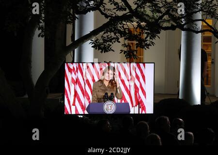Washington, DC, USA. August 2020. US First Lady Melania Trump hält ihre Rede in der zweiten Nacht der Republikanischen Nationalversammlung, im Rosengarten im Weißen Haus in Washington, DC, USA, am 25. August 2020. Aufgrund der Coronavirus-Pandemie ist die Republikanische Partei für ihre Convention in ein Fernsehformat umgezogen.Quelle: Michael Reynolds/Pool via CNP Quelle: dpa/Alamy Live News Stockfoto
