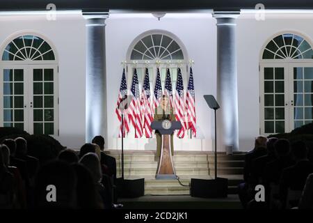 Washington, DC, USA. August 2020. US First Lady Melania Trump hält ihre Rede in der zweiten Nacht der Republikanischen Nationalversammlung, im Rosengarten im Weißen Haus in Washington, DC, USA, am 25. August 2020. Aufgrund der Coronavirus-Pandemie ist die Republikanische Partei für ihre Convention in ein Fernsehformat umgezogen.Quelle: Michael Reynolds/Pool via CNP Quelle: dpa/Alamy Live News Stockfoto