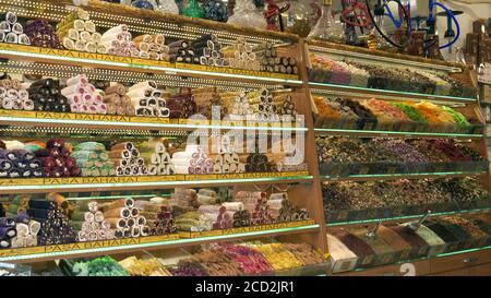 In istanbul werden verschiedene türkische Delight-Sorten ausgestellt Stockfoto