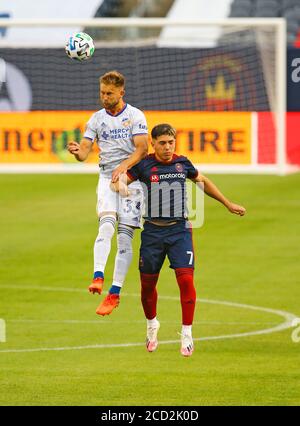 FC Cincinatti Mittelfeldspieler Caleb Stanko (33) führt den Ball als Chicago Fire FC Mittelfeldspieler Ignacio Aliseda (7) versucht zu verteidigen Während der Major League Stockfoto