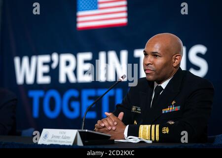 Der US-Chirurg General Jerome Adams nimmt am Donnerstag, dem 30. Juli 2020, am Roundtable zur Plasmaspende während der Coronavirus-Pandemie im US-amerikanischen Red Cross National Headquarters in Washington, D.C. Teil Stockfoto