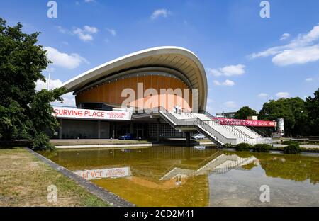 Berlin, Deutschland. August 2020. Das Haus der Kulturen der Welt in Berlin Tiergarten mit der Skulptur 'Large Divided Oval: Butterfly' von Henry Moore. Die ehemalige Kongresshalle wurde als eigenständiger Beitrag der USA zur internationalen Bauausstellung 'Interbau 1957' in Berlin errichtet. 1980 stürzte die geschwungene Dachkonstruktion ein. Seit dem Umbau wurde das Gebäude für Ausstellungen und Veranstaltungen genutzt. Aufgrund der Dacharchitektur wird das Gebäude auch als "Schwangere Auster" bezeichnet. Quelle: Jens Kalaene/dpa-Zentralbild/ZB/dpa/Alamy Live News Stockfoto