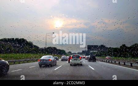 Auto Windschutzscheibe Blick während regnerischen Tag auf der Autobahn in der Abend Stockfoto