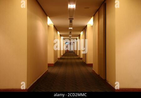 Blick auf den Korridor des Hotels Stockfoto
