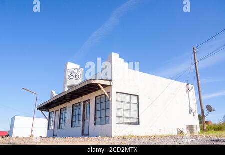 Shamrock USA September 11 2015; einfaches Gebäude am Straßenrand mit Route 66-Schild, Shamrock, Texas. Stockfoto