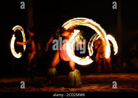 Feuertänzer bei der Hawaii Luau Show, polynesische Hula Dance Männer, die mit Feuerfackeln jucken. Stockfoto