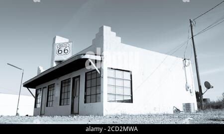 Shamrock USA September 11 2015; einfaches Gebäude am Straßenrand mit Route 66-Schild, Shamrock, Texas. Stockfoto