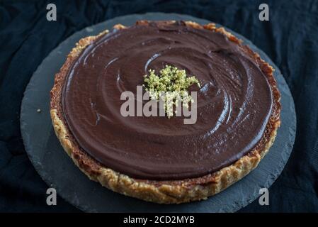 Süße hausgemachte Holunderblüten Schokolade Tarte auf einem Tisch Stockfoto