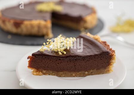 Süße hausgemachte Holunderblüten Schokolade Tarte auf einem Tisch Stockfoto