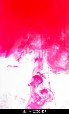 Bunte abstrakte Malerei Acrylmalerei Hintergrund Textur im Wasser schafft eine interessante Abstraktion auf einem weißen Hintergrund. Sprühen Sie in roten Farben. Stockfoto