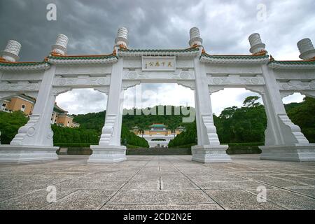 Das Tor zum National Palace Museum. Taipeh, Taiwan. (Tor lautet: 'Für die ganze Welt') Stockfoto