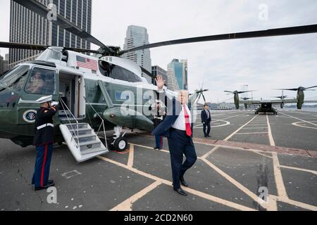 NEW YORK, USA - 14. August 2020 - US-Präsident Donald J. Trump winkt, als er Marine an einem Freitag, 14. August 2020, in der Wall Street Landezone auslandet Stockfoto