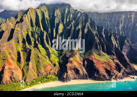 Na Pali Küste, Kauai, Hawaii Hubschrauber Luftaufnahme. Natur Küstenlandschaft in Kauai Island, Hawaii, USA. Hawaii Reisen. Stockfoto
