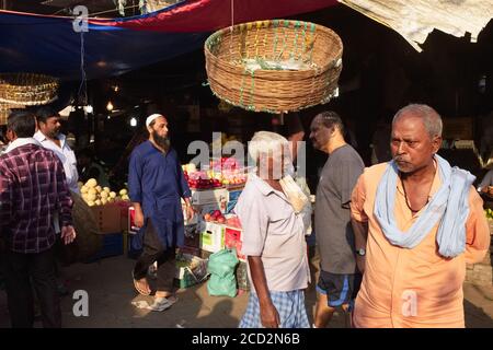 Marktaktivität in Mahatma Jyotiba Phule Market (Crawford Market), einem Obst- und Gemüsemarkt aus der Kolonialzeit, mit Trägern und ihren Körben; Mumbai, Indien Stockfoto
