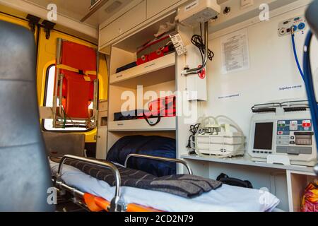 Zaporozhye/Ukraine- November 08 2019 :Ausrüstung für moderne Krankenwagen. Blick von innen. Stockfoto