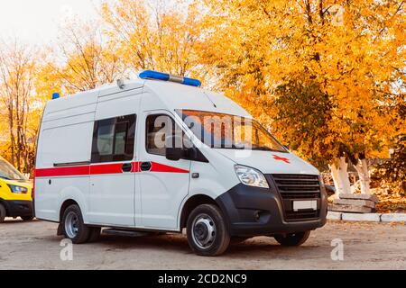 Zaporozhye/Ukraine- November 08 2019 : Ambulanz: Seitenansicht der Rettungswagen. Ambulanz das Auto kostet warten Stockfoto