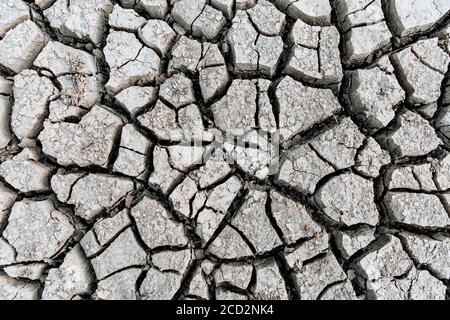 Konzept der globalen Erwärmung . Trockene Risse im Land, schwere Wasserknappheit. Trockenheitskonzept. Stockfoto