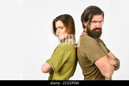 Teampaar. Bärtiger Mann und Frau. Mode und Schönheit. Valentinstag. Beziehung und Dating. Modernes Paar. Wie männliche Kosmetika sich von weiblichen unterscheiden. Mann mit Freundin. Verliebte Paare. Stockfoto