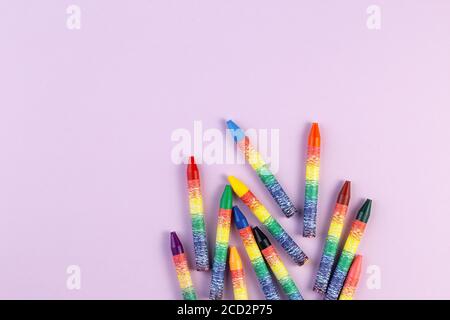 Bunte Wachsmalstifte auf buntem Papierhintergrund. Kreative flache Lay Draufsicht zurück zur Schule Konzept mit Papeterie. Mit Kopierbereich, Vorlage fo Stockfoto