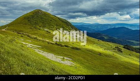 Berglandschaft in Bieszczady Polen. Blauer Himmel und weiße Wolken über der Wiese in den Bergen. Stockfoto