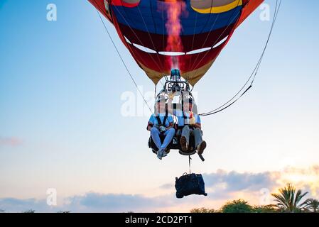 Tandem Heißluftballon EIN Mann und eine Frau sitzen auf Ein Sitzplatz Stockfoto