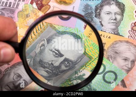 Australische Dollar in einer Lupe ein geschäftlicher Hintergrund Stockfoto