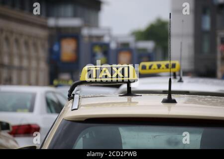 Nahaufnahme eines Taxistandes an einem Taxistand In Deutschland Stockfoto