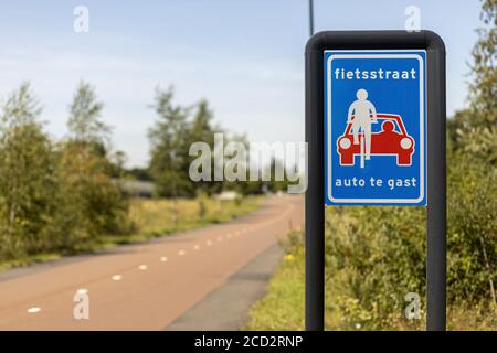 NIJVERDAL, NIEDERLANDE - Jul 29, 2020: Verkehrszeichen auf einem Radweg, was bedeutet, dass Fahrradfahrer Vorrang in der Spur hat. ÜBERSETZUNG: 'FAHRRAD AUTOBAHN. CA Stockfoto