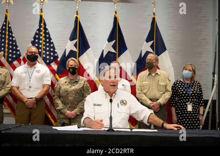 Austin, Texas, USA. August 2020. Gouverneur Greg Abbott (nicht abgebildet) gibt sich eine Gesichtsmaske, während er Staatsbeamte über die Vorbereitungen von Texas auf den Hurrikan Laura informiert, der am Donnerstag im Osten von Texas und an der Küste von Louisiana landen soll. Abbott mobilisierte Hunderte von staatlichen Ressourcen, da Texaner sich an die extremen Schäden erinnern, die der Hurrikan Harvey 2017 angerichtet hatte. Quelle: Bob Daemmrich/ZUMA Wire/Alamy Live News Stockfoto