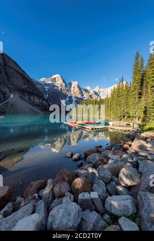 Moränensee bei Sonnenaufgang in den Rocky Mountains, Alberta, Kanada. Stockfoto