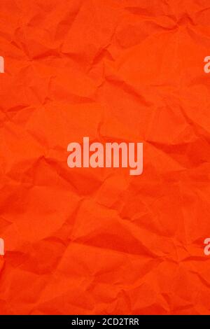 Strukturierter, zerknitterter roter Papierhintergrund. Vertikal Stockfoto