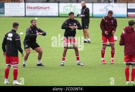 Spielaction während der Vorsaison freundlich zwischen Crawley Town und Watford im Camping World Community Stadium. Bild von JAMES BOARDMAN Stockfoto