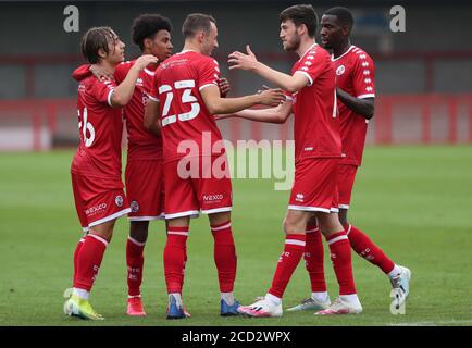 Crawley, Großbritannien. 15. August 2020 Crawley Town Sam Ashford feiert Scoring während einer Vorsaison freundlich zwischen Crawley Town und Crystal Palace in der People's Pension Stadium. Kredit: James Boardman / Alamy Live Nachrichten Stockfoto