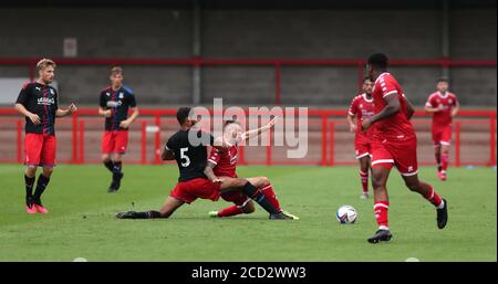 Crawley, Großbritannien. 15. August 2020 während einer Vorsaison freundlich zwischen Crawley Town und Crystal Palace in der People's Pension Stadium. Kredit: James Boardman / Alamy Live Nachrichten Stockfoto