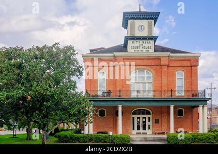 Das Rathaus und Gerichtsgebäude von Morgan City ist am 25. August 2020 in Morgan City, Louisiana, abgebildet. Stockfoto