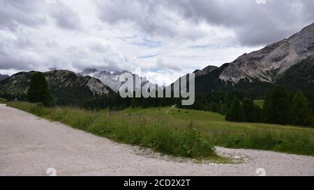 Panorama von Prato Piazza mit der Croda Rossa auf dem Recht und die besondere Exformation genannt das Auge Gottes Stockfoto